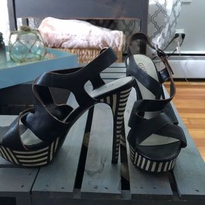 Guess sandals size 7